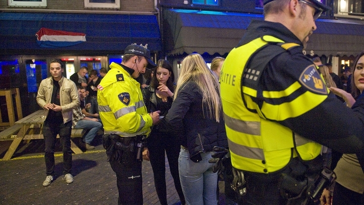 Normal agenten tijdens horecadienst