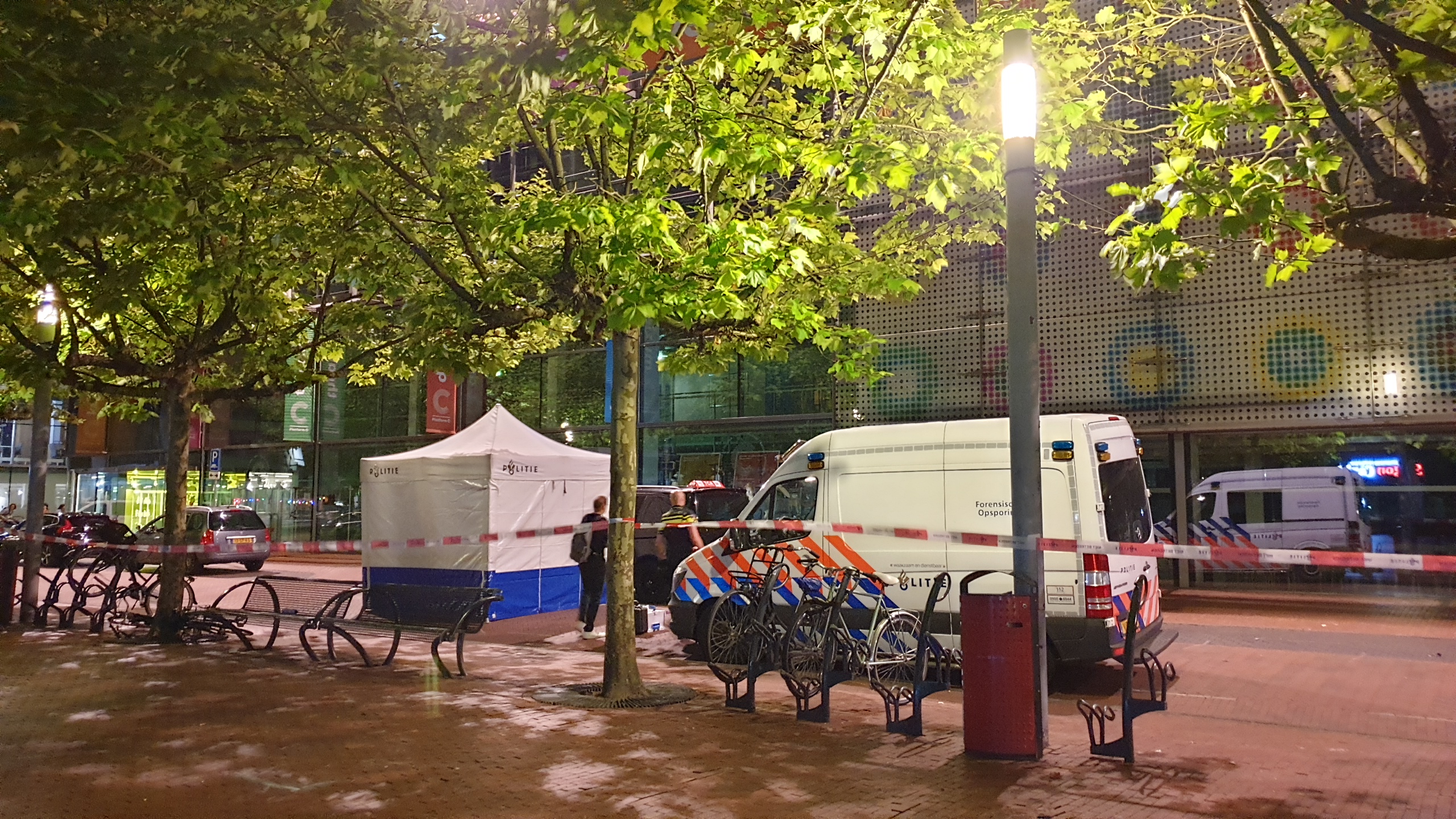 Politie onderzoekt overleden persoon in taxi in Amstelveen .